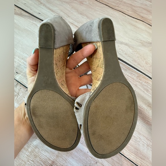 Madden NYC Size 7 Womens Gladiator Wedge Sandal Beige Faux Suede - Picture 8 of 9